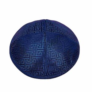Eine edle Kippa, mit dezentem blauen Muster 