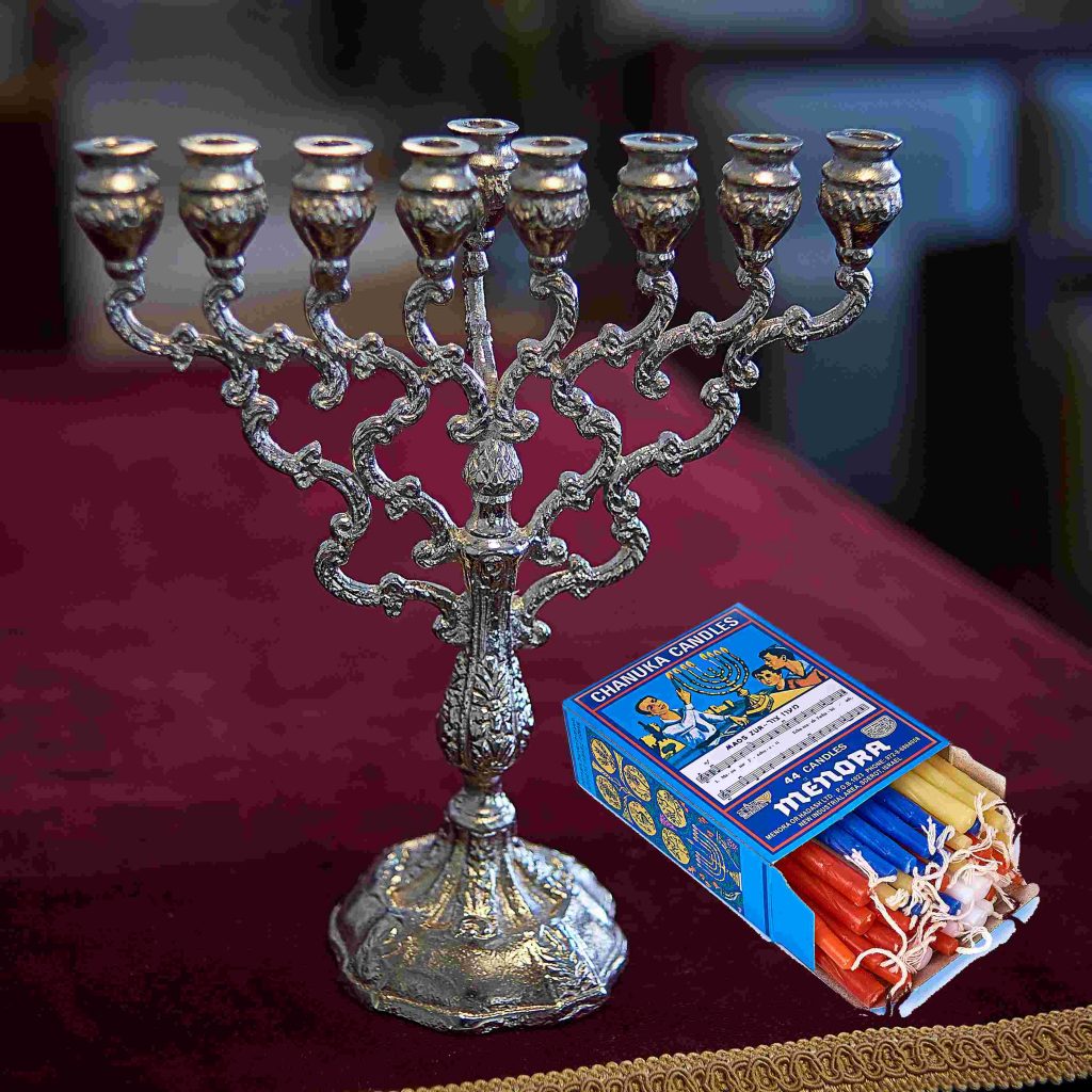 Ein Set von filigraner Menora mit Chanukkakerzen (44 Stück) ( Chanukkia