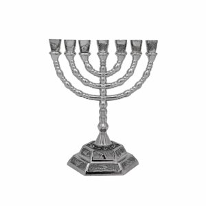 Menora - Zwölf Stämme Israels - Siebenarmiger Leuchter aus Messing in Silber. Höhe - 13 cm, Breite - 13 cm. Aus Israel
