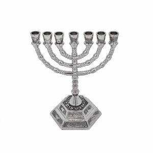 Menora - Zwölf Stämme Israels - Siebenarmiger Leuchter aus Messing in Silber. Höhe - 13 cm, Breite - 13 cm. Aus Israel