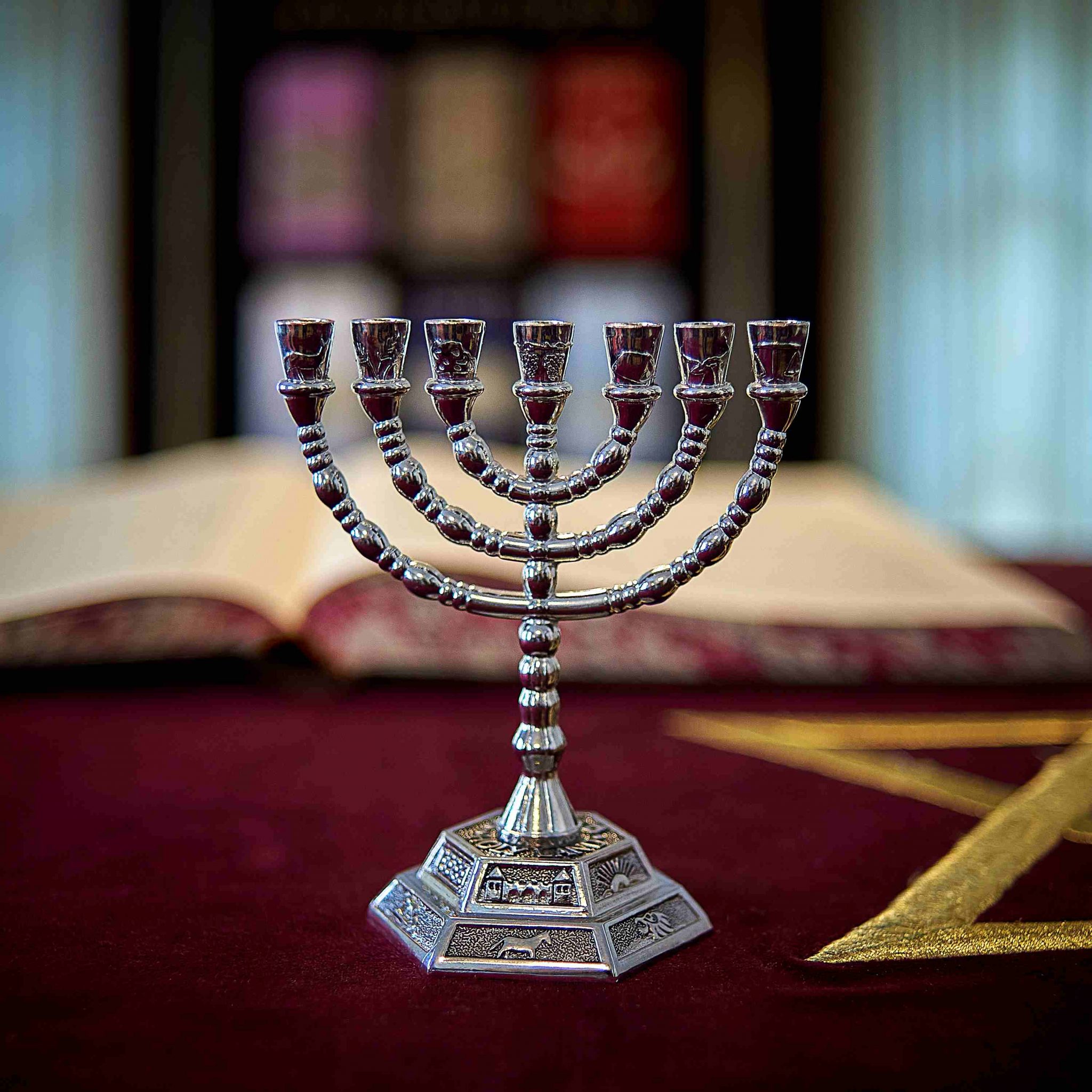 Jerusalem Menora Aus Emaille - 7 Zweige Mit Symbolen Der 12 Stämme, 27,4 Cm Hoch, Cremefarben