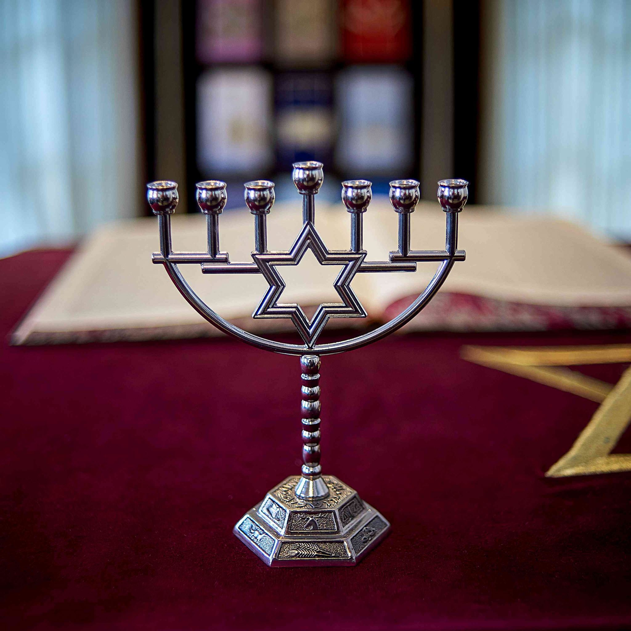 Menora mit Davidstern in der Mitte – Zwölf Stämme Israels